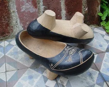 fából készült cipő