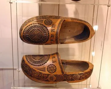 fából készült cipő