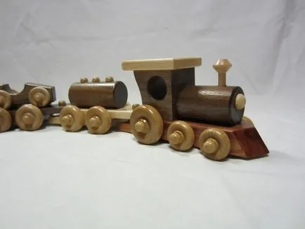 tren din lemn