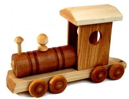 tren din lemn