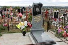 Epitaf pentru un monument tatălui ei și soțul ei - de la 500 ruble