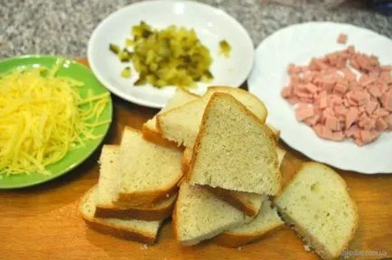 sandwich-uri calde cu cârnați, castraveți și brânză
