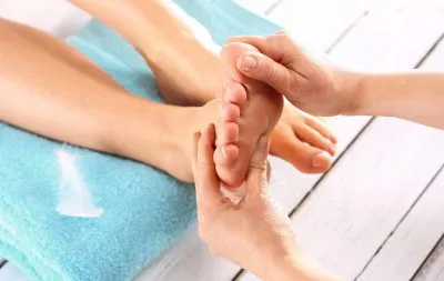 Възможно ли е да се направи масаж на шпорите на петата като у дома си, изберете масажор за крака, когато
