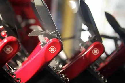 Как Swiss Army Knife - окото на света на информационно-аналитичен портал