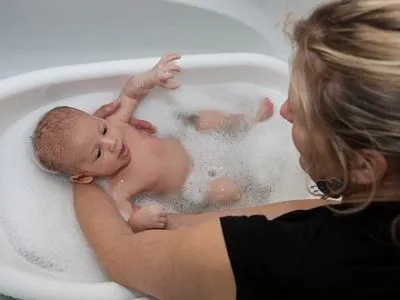 Как да се къпе новородено бебе видео