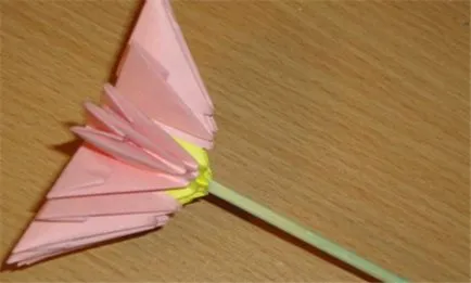 Hogyan készítsünk egy liliom a papír kezével háromféleképpen (fotókkal)