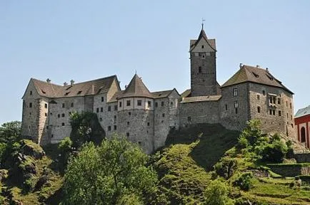 Независимо достигне pernstejn замъци, Локет, Кост и Karlstejn