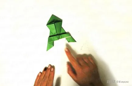 Hogyan készítsünk egy origami béka papírból saját kezűleg