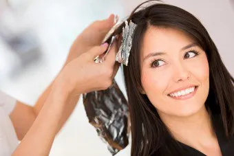 Lehetséges, hogy festeni a haját a menstruáció alatt, vagy jobb várni