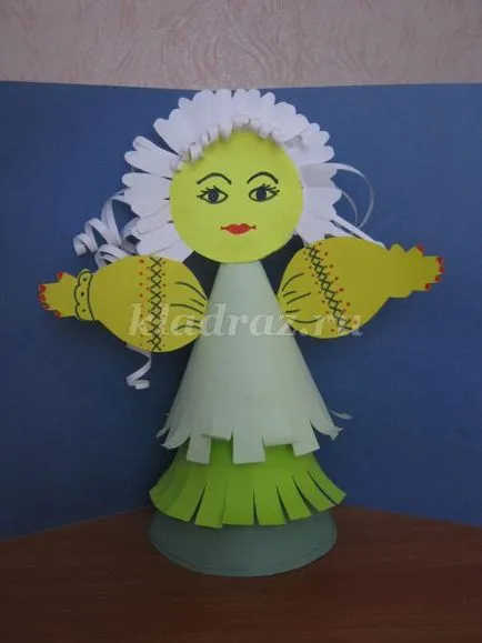 Doll făcut din hârtie colorată, cu propriile sale mâini