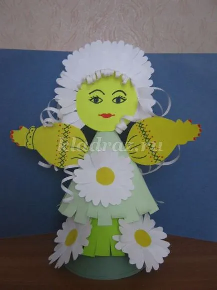 Doll făcut din hârtie colorată, cu propriile sale mâini