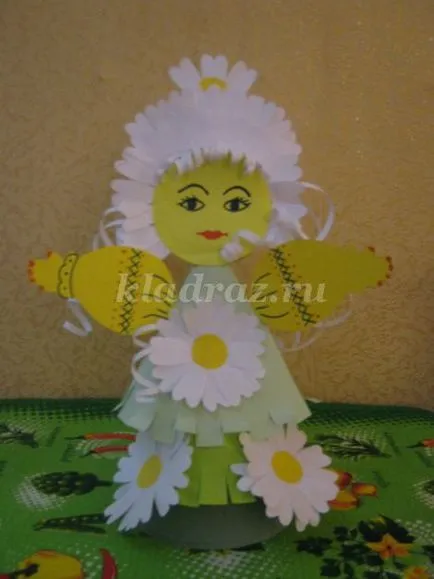 Doll făcut din hârtie colorată, cu propriile sale mâini