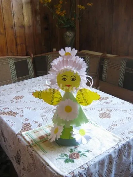 Doll făcut din hârtie colorată, cu propriile sale mâini