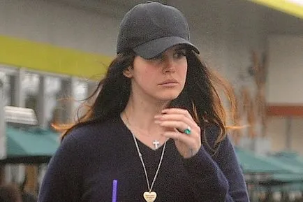 Lana Del Rey mutatott jegygyűrűt