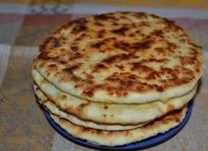 Tortilla és a sajt egy serpenyőben a különböző receptek fotókkal