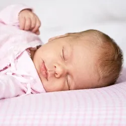 Новородени потрепвания в съня си