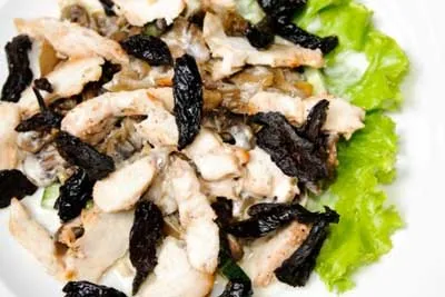 Salata de Crăciun cu prune - cele mai bune rețete pentru o jumătate perfectă