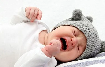 Un nou-născut doarme și mănâncă în mod constant puțin în timpul zilei