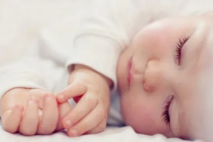 Egy újszülött alszik, és folyamatosan eszik keveset a nap folyamán