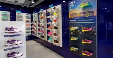 Осъществяване магазин за обувки от професионални дизайнери витрини