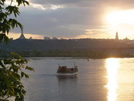 Движейки се по Днепър на удобни ветроходни яхти