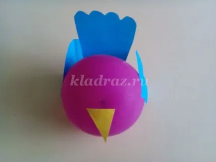 Păsări de un balon cu mâinile lor