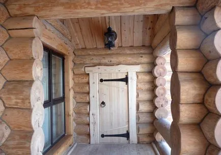 Telepítése mezhkomantnyh és a bejárati ajtó egy fából készült ház