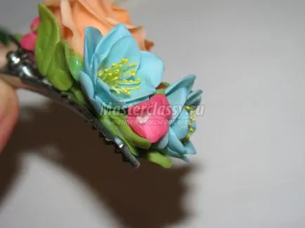 Bright фиба с цветя от студен порцелан