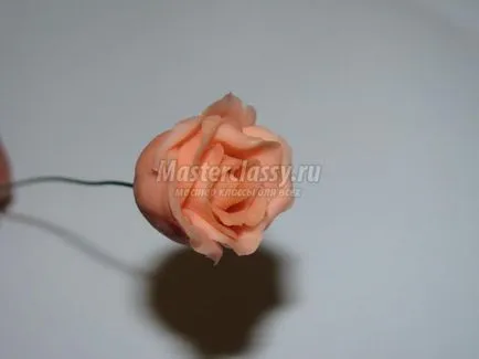 Világos hajtű virággal hideg porcelán
