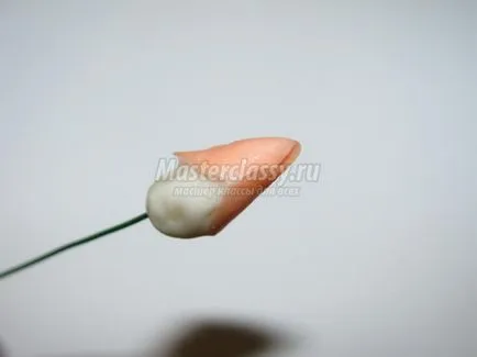 Világos hajtű virággal hideg porcelán