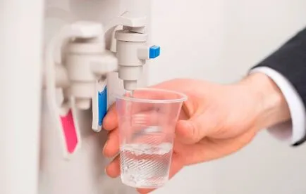Tisztítása a hűvösebb vizet a kezüket nézze meg szétszerelni a ventilátor otthon