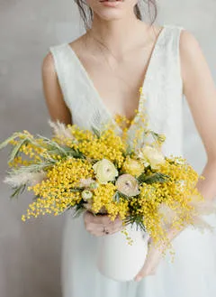 Gyengéd és romantikus kép a menyasszony egy szép tavaszi esküvő részleteit