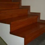Befejező beton lépcső fa kezével