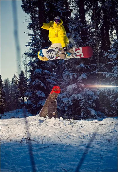 Planet-lovasok, végző trükköket a snowboard