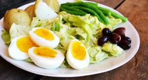 Nicoise saláta csirkével összetevőket, lépésről lépésre recept, fotó és videó