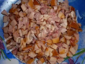 Salata „Obzhorka“ cu carne de pui, prune uscate și ciuperci