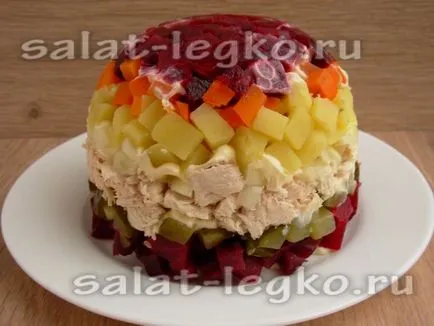 Layered салата с пиле и червено цвекло