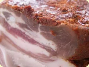 Sărarea de grăsime și reteta dreptul sărarea bacon în saramură fierbinte