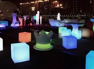 Figura luminos (mobilier iluminat cu LED aprins), în spațiul central-EKOPLASTIK