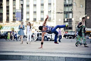 Táncbemutató az étterem vendégei breakdance csapat urbns