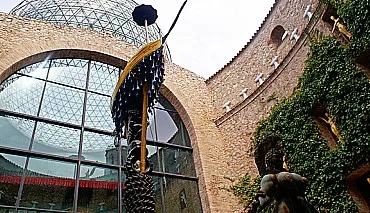 Színház-múzeum Salvador Dali és Púbol Castle címet, hogyan lehet eljutni oda, történelem, leírás