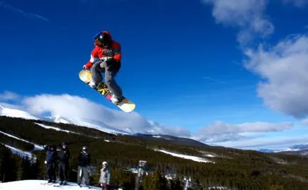 Szivárog a snowboard a félcső és ugrások