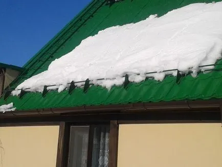 A készülék és a telepítés a hó tartó a tetőn
