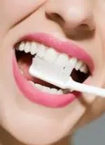 O periuta de dinti bun este foarte important pentru prevenirea gingiilor indepartezi