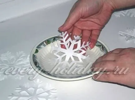 Как да се направи снежинка на прозореца на пастата за зъби