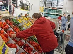 Как да украсят търговия зала за плодове и зеленчуци и да ги продават, за да максимизират печалбата