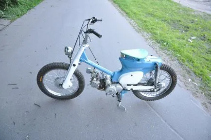 Egyedi moped Honda Super Cub saját kezűleg