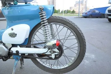 Egyedi moped Honda Super Cub saját kezűleg