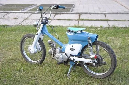 Egyedi moped Honda Super Cub saját kezűleg