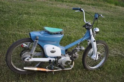 Egyedi moped Honda Super Cub saját kezűleg